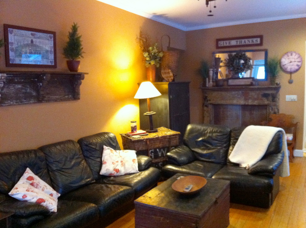 Cottage family room photo in Kansas City