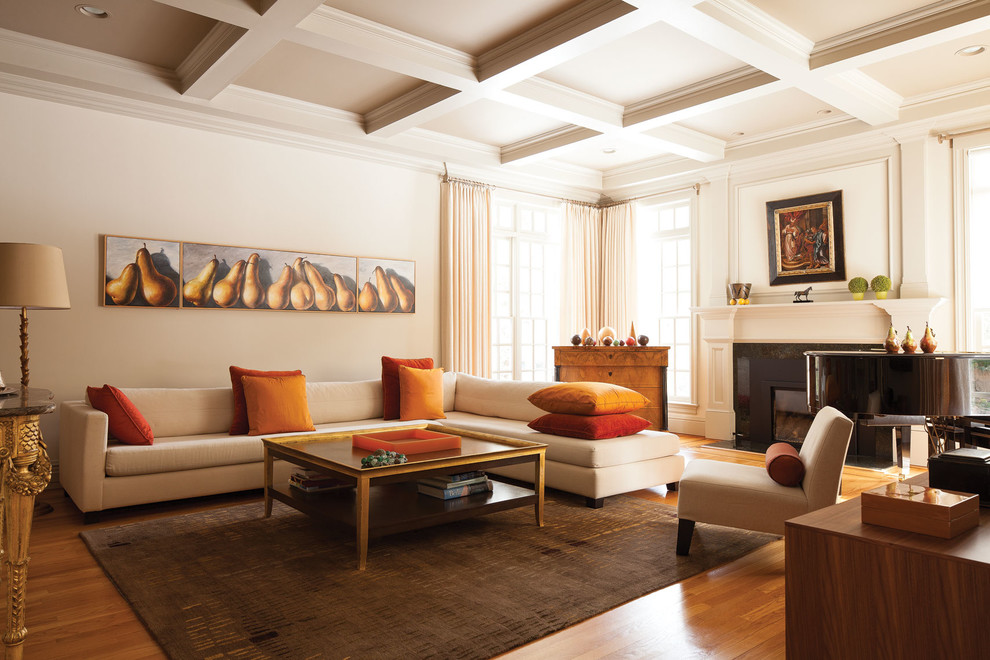 Großes Klassisches Wohnzimmer mit beiger Wandfarbe, braunem Holzboden, Kamin und Kaminumrandung aus Stein in Bridgeport