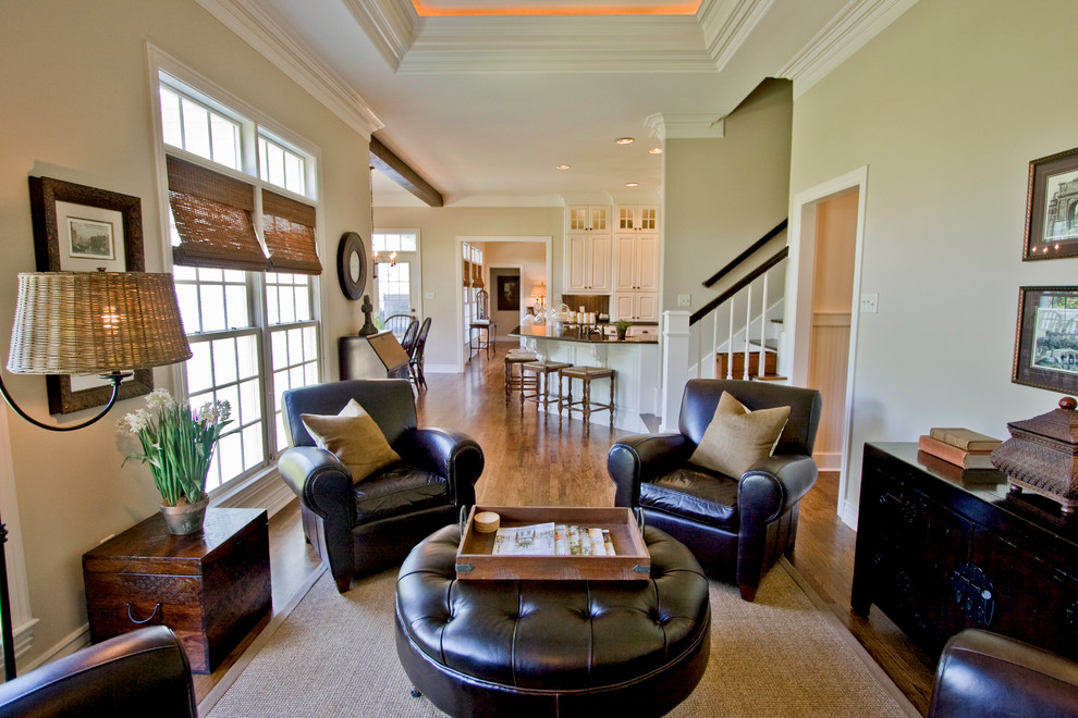 На фото: открытая гостиная комната в классическом стиле с бежевыми стенами, паркетным полом среднего тона и ковром на полу