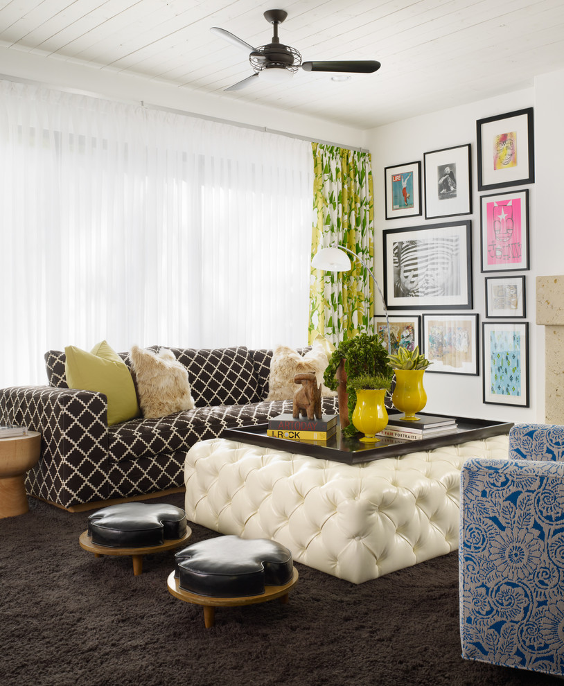 Свежая идея для дизайна: гостиная комната:: освещение в современном стиле с белыми стенами - отличное фото интерьера