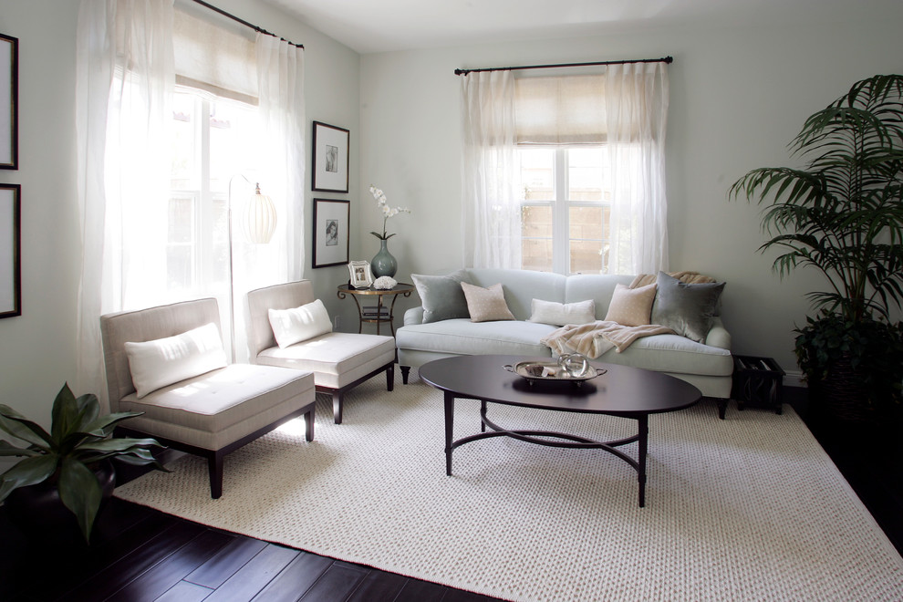 Modelo de sala de estar clásica con paredes blancas y suelo de madera oscura