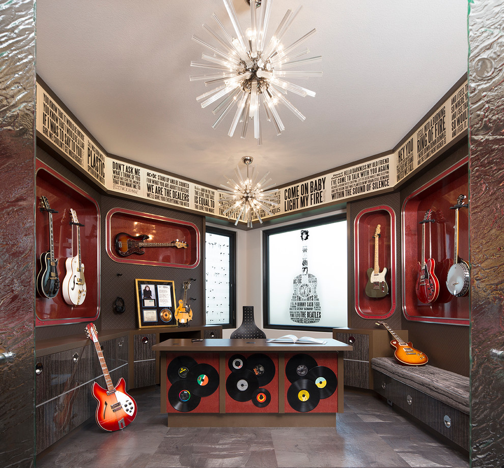 Cette image montre une salle de séjour design fermée avec une salle de musique, un mur multicolore et un sol gris.
