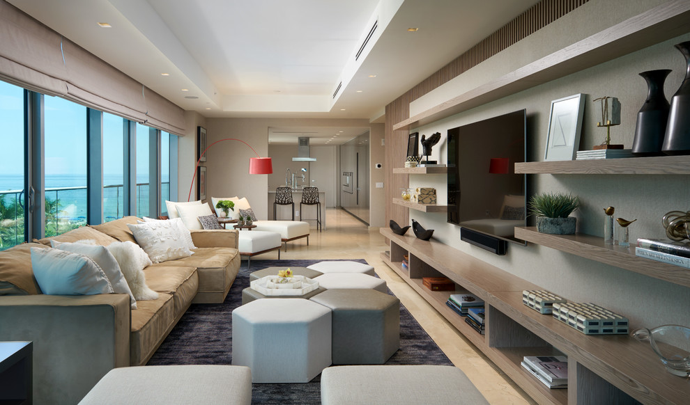 На фото: открытая гостиная комната среднего размера в современном стиле с серыми стенами, телевизором на стене и бежевым полом с