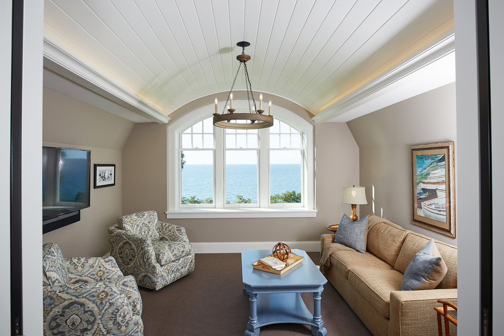 На фото: изолированная гостиная комната среднего размера в морском стиле с бежевыми стенами и ковровым покрытием с