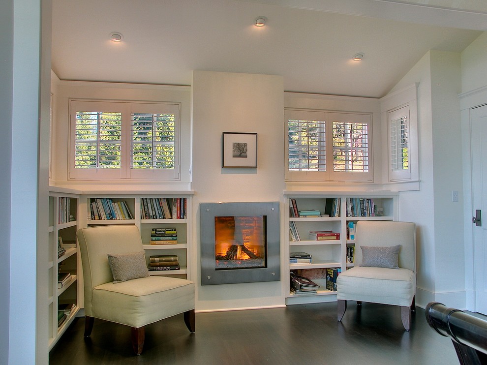 На фото: гостиная комната в современном стиле с с книжными шкафами и полками с