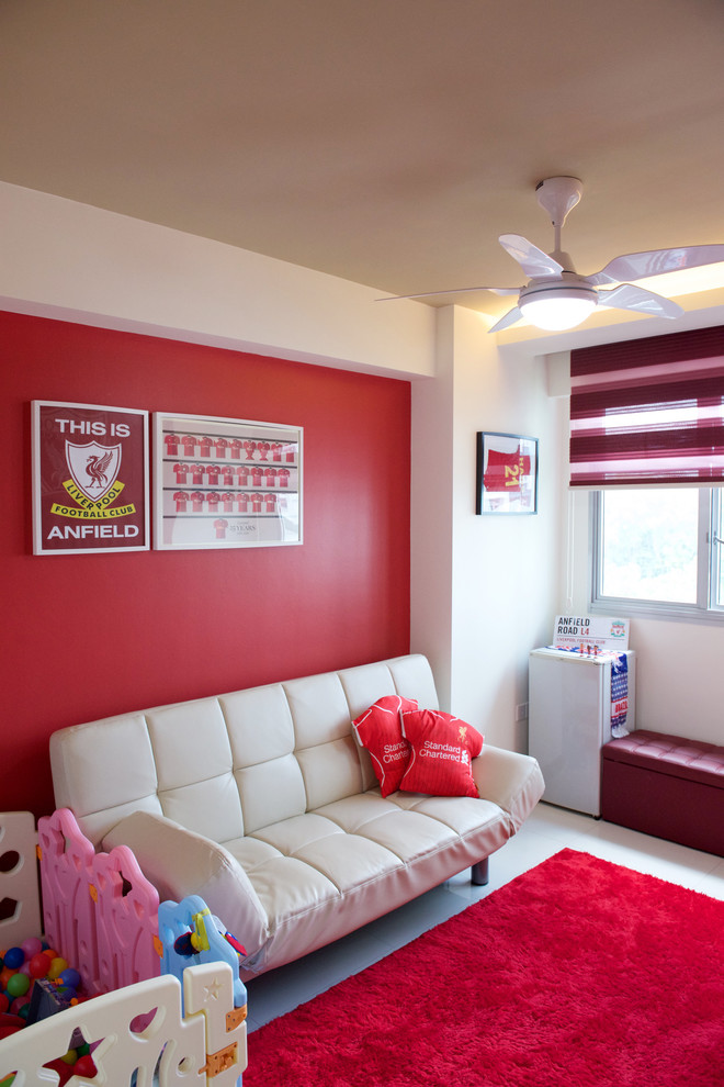 Idées déco pour une salle de séjour contemporaine avec salle de jeu, un mur rouge et un téléviseur encastré.