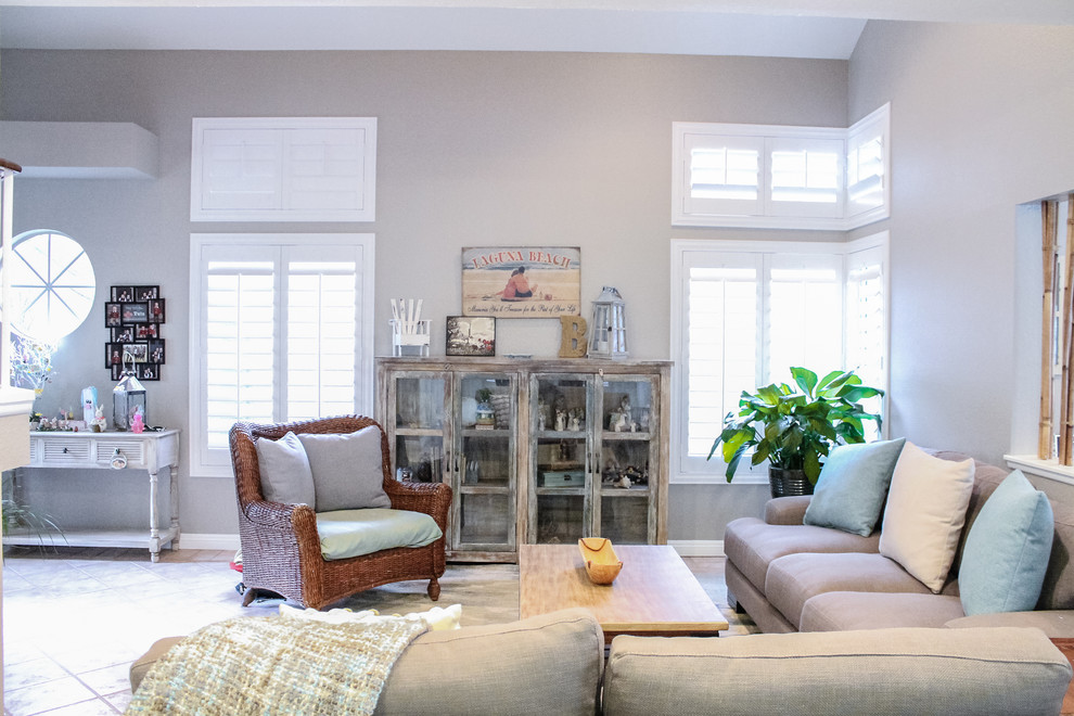 Foto di un soggiorno stile marino di medie dimensioni con pareti beige
