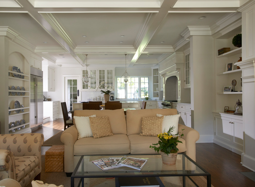 Offenes Klassisches Wohnzimmer mit weißer Wandfarbe, braunem Holzboden, Kamin, Kaminumrandung aus Stein und TV-Wand in New York
