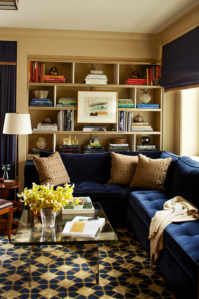 Modelo de sala de estar con biblioteca clásica renovada con paredes beige y alfombra
