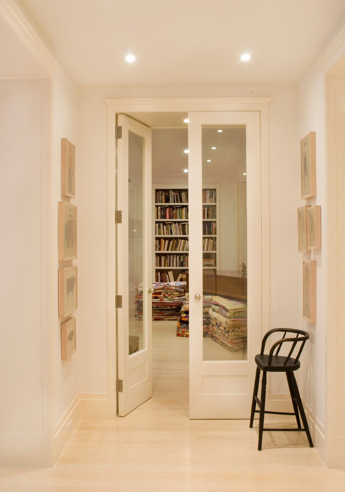 Idee per un soggiorno tradizionale di medie dimensioni e aperto con libreria, pareti bianche, parquet chiaro, nessun camino, parete attrezzata e pavimento bianco