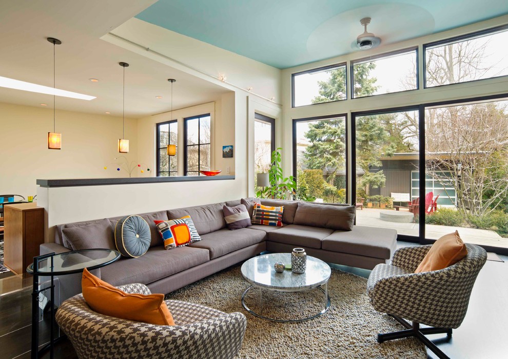 Immagine di un soggiorno contemporaneo aperto con pareti beige e tappeto