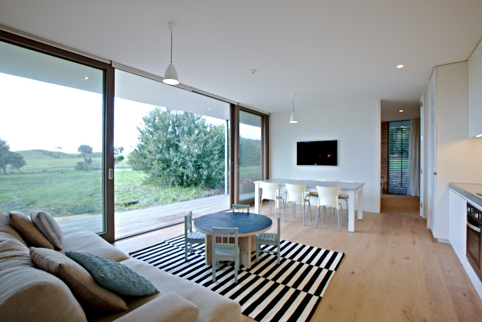 Wohnzimmer mit hellem Holzboden in Melbourne