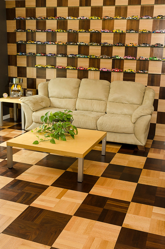 Ejemplo de sala de estar abierta ecléctica con suelo de madera en tonos medios, paredes beige y suelo multicolor