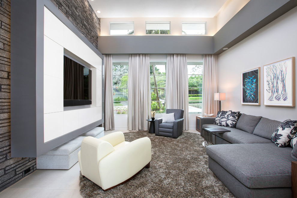 Modelo de sala de estar actual con paredes blancas y pared multimedia
