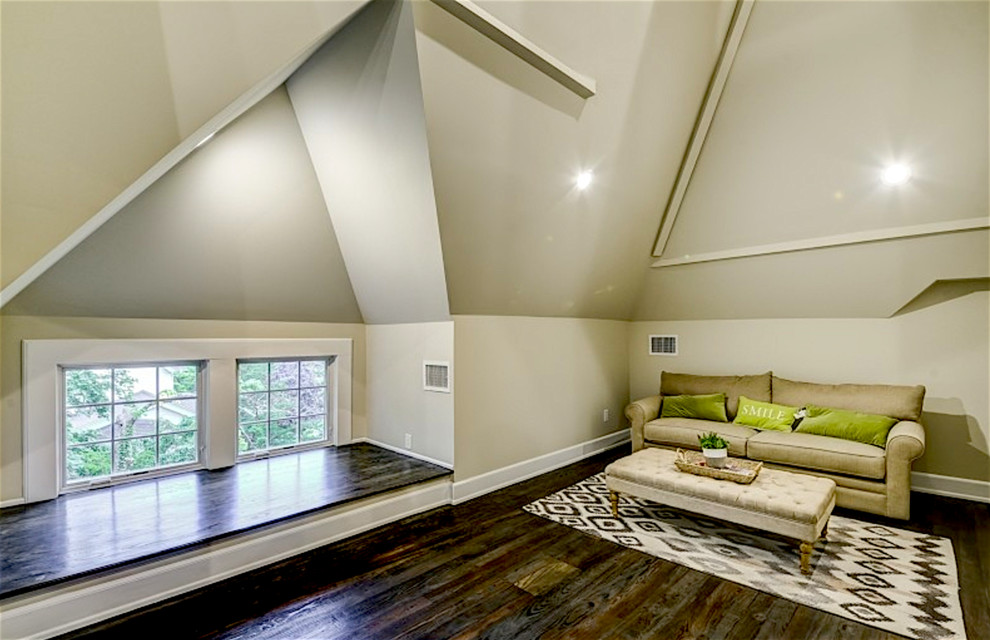 Bild på ett stort vintage allrum på loftet, med beige väggar, mörkt trägolv och brunt golv