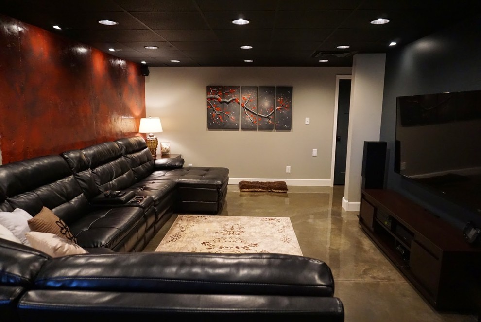 Foto de sala de juegos en casa abierta moderna de tamaño medio sin chimenea con paredes rojas, suelo de cemento y televisor colgado en la pared