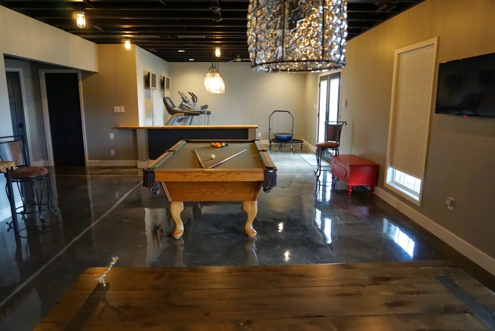 Großer, Offener Moderner Hobbyraum ohne Kamin mit grauer Wandfarbe, Betonboden und TV-Wand in Louisville