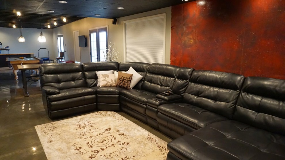 На фото: открытая комната для игр среднего размера в стиле модернизм с красными стенами, бетонным полом и телевизором на стене без камина с