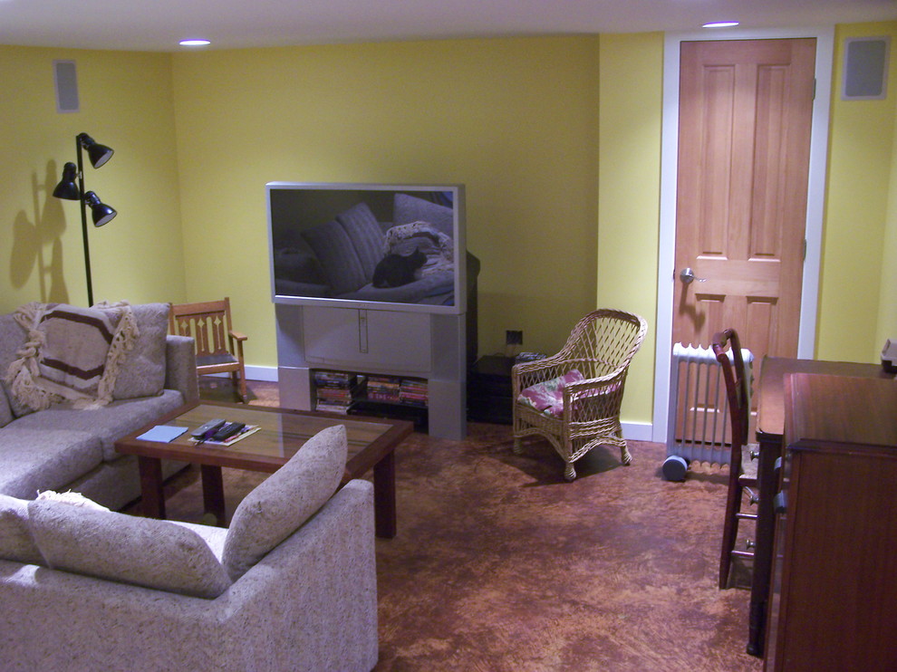 Cette photo montre une salle de séjour tendance de taille moyenne et fermée avec un sol en vinyl, un téléviseur indépendant et un mur jaune.