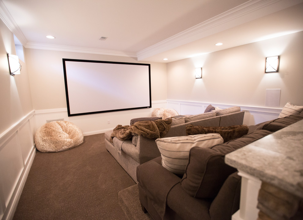 Ejemplo de cine en casa abierto tradicional renovado grande con suelo vinílico, paredes beige, pared multimedia y suelo marrón