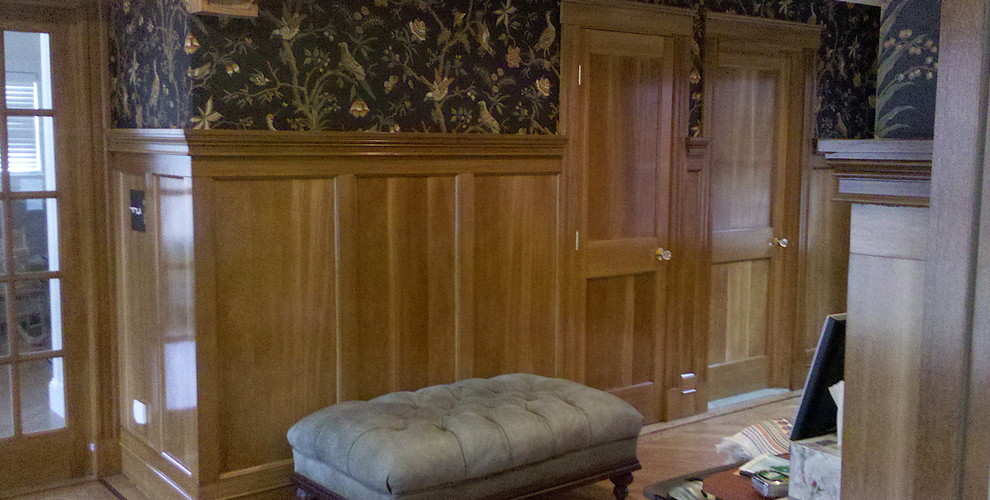 Foto di un soggiorno tradizionale di medie dimensioni e chiuso con pareti marroni, parquet chiaro, nessuna TV, pavimento beige e libreria