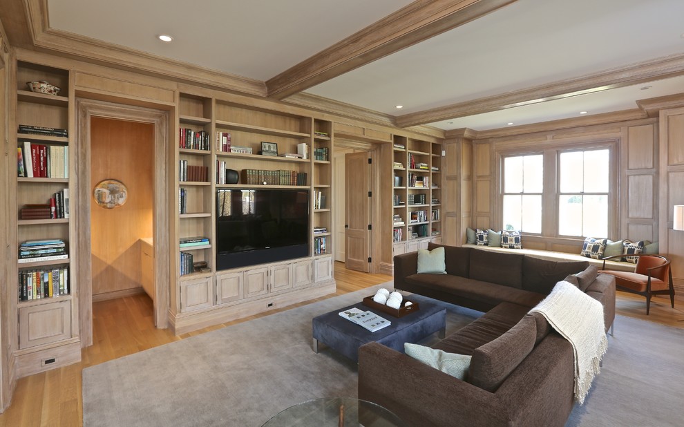 Ejemplo de sala de estar cerrada tradicional grande sin chimenea con suelo de madera en tonos medios, paredes blancas y pared multimedia