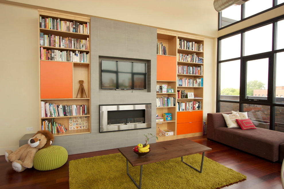 Modernes Wohnzimmer mit beiger Wandfarbe, dunklem Holzboden, Gaskamin, Kaminumrandung aus Metall und TV-Wand in Chicago