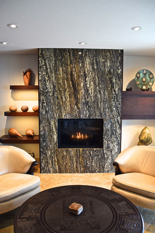 Modernes Wohnzimmer mit Keramikboden, Kamin und Kaminumrandung aus Stein in Calgary