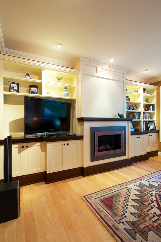 Großes, Abgetrenntes Klassisches Wohnzimmer mit gelber Wandfarbe, hellem Holzboden, Kamin, Kaminumrandung aus Metall und freistehendem TV in Vancouver