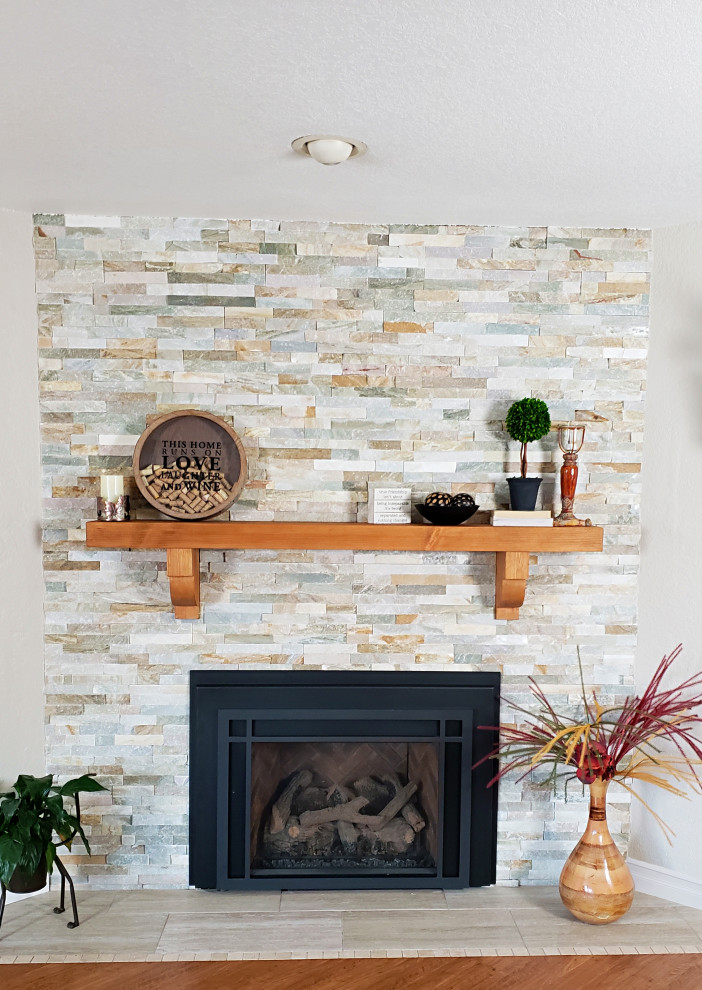 Klassisches Wohnzimmer mit Eckkamin und Kaminumrandung aus gestapelten Steinen in Sacramento