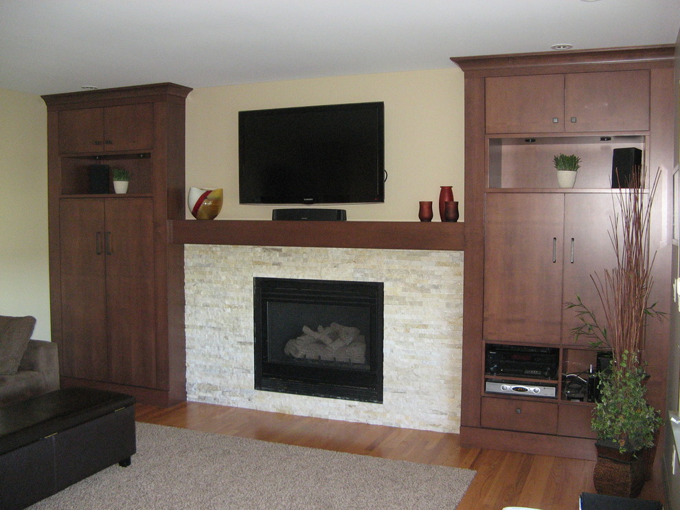 Ejemplo de sala de estar abierta contemporánea grande con paredes beige, suelo de madera en tonos medios, todas las chimeneas, marco de chimenea de baldosas y/o azulejos y televisor colgado en la pared