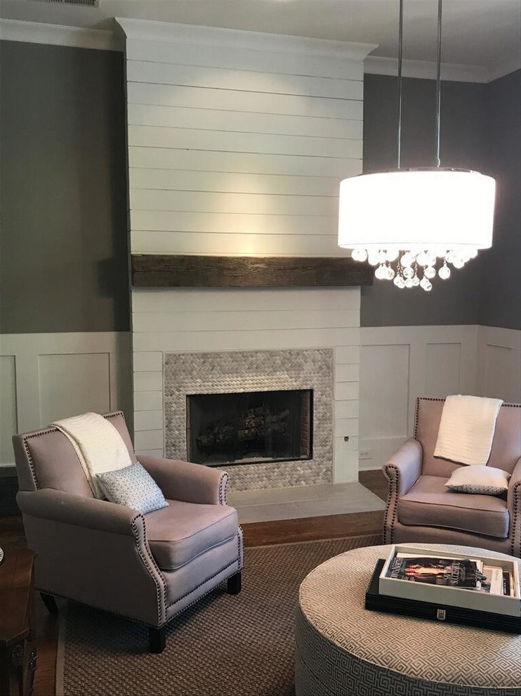 Mittelgroßes, Offenes Klassisches Wohnzimmer mit grauer Wandfarbe, braunem Holzboden, Kamin, Kaminumrandung aus Holz und grauem Boden in Atlanta