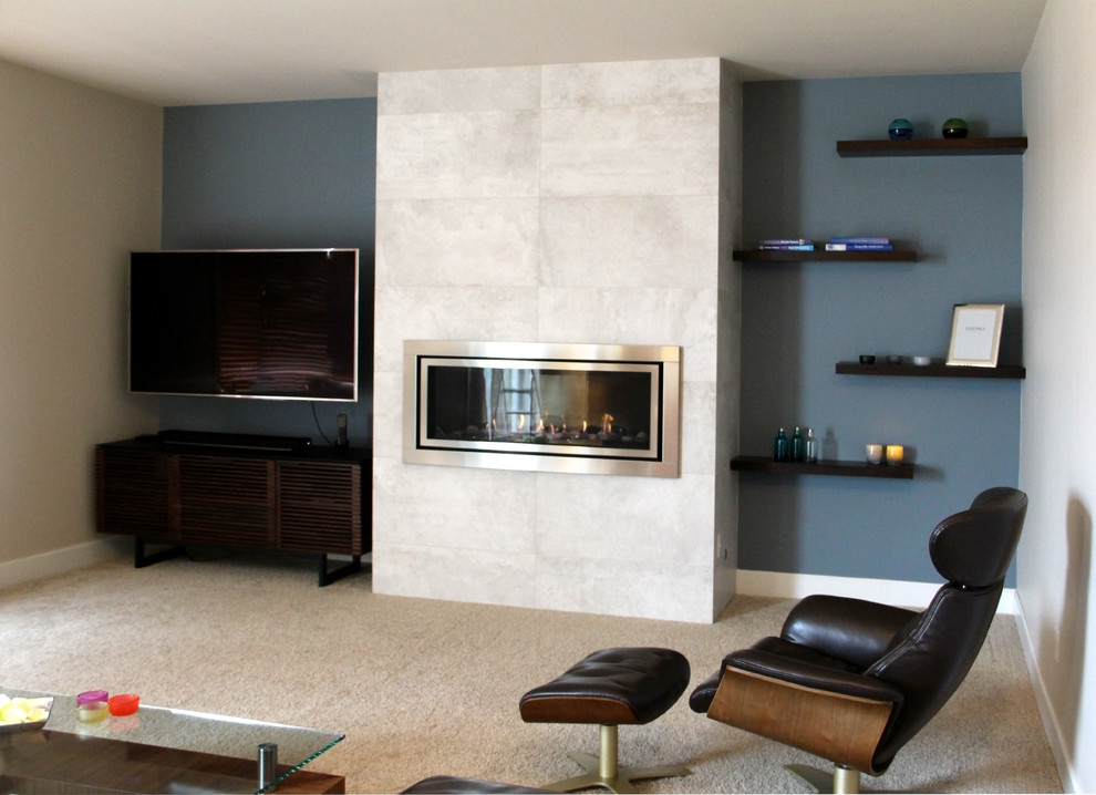 Inspiration pour une salle de séjour design de taille moyenne avec un mur bleu, moquette, une cheminée standard, un manteau de cheminée en carrelage, un téléviseur fixé au mur et un sol beige.