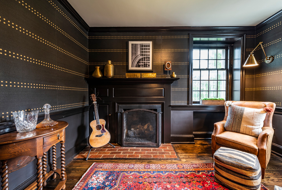 Источник вдохновения для домашнего уюта: гостиная комната в стиле неоклассика (современная классика) с музыкальной комнатой, паркетным полом среднего тона, стандартным камином, фасадом камина из дерева и коричневым полом