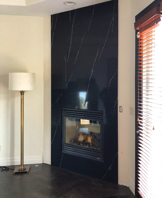 Fireplace Surround by a full slab of Amina Quartz. Contemporaneo