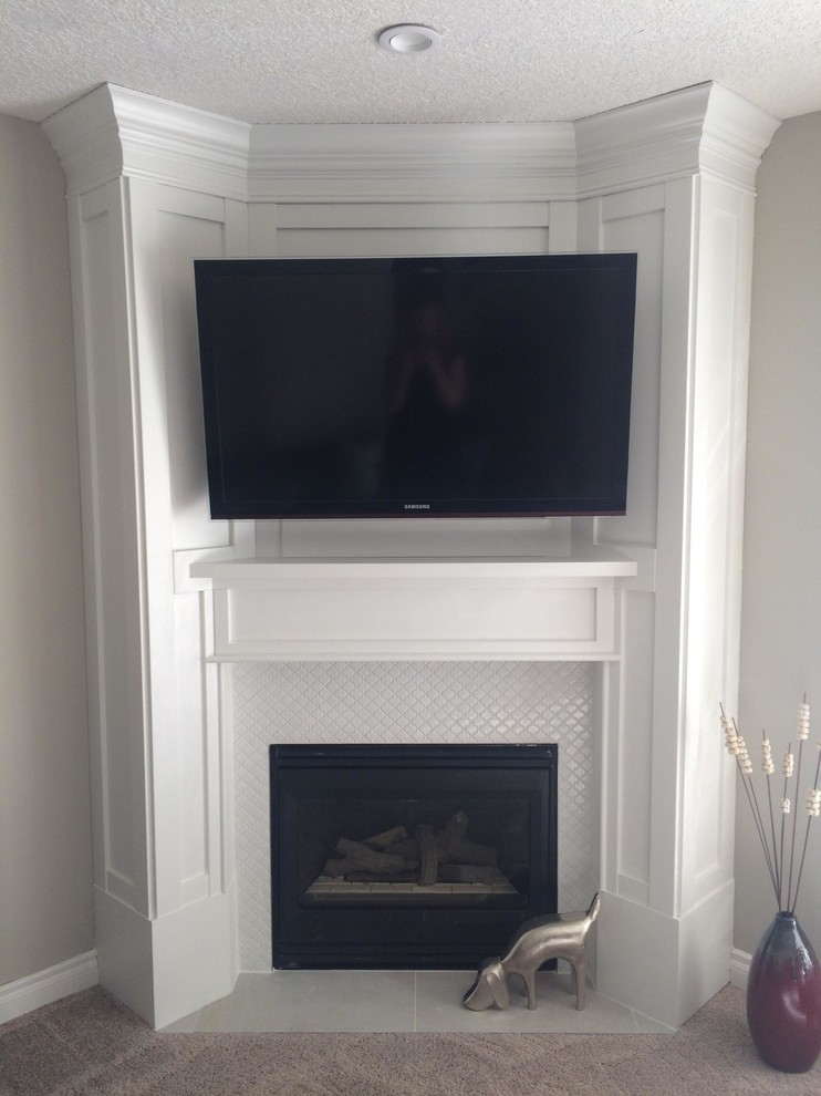 Exempel på ett litet klassiskt allrum, med en öppen hörnspis, en väggmonterad TV, beiget golv, grå väggar, heltäckningsmatta och en spiselkrans i trä