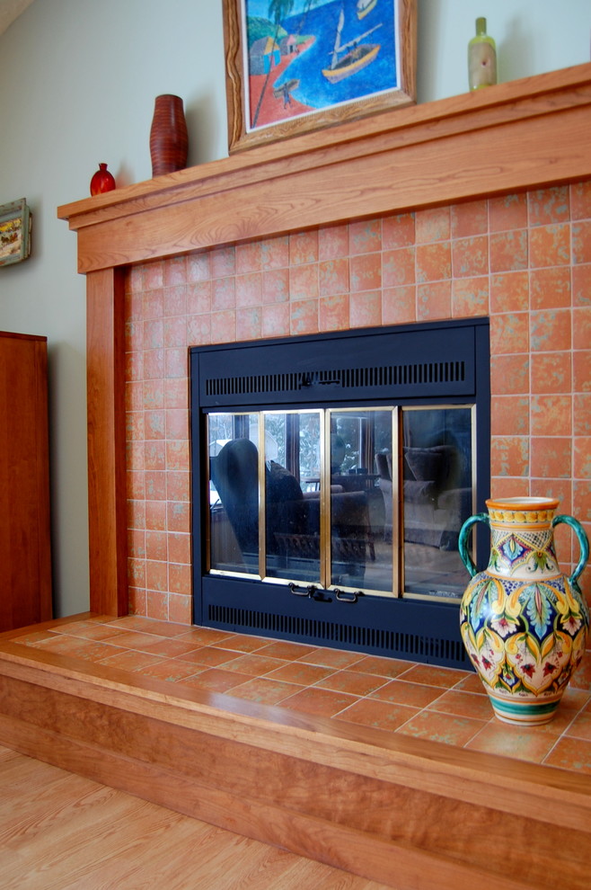 Источник вдохновения для домашнего уюта: гостиная комната в стиле кантри с стандартным камином и фасадом камина из плитки