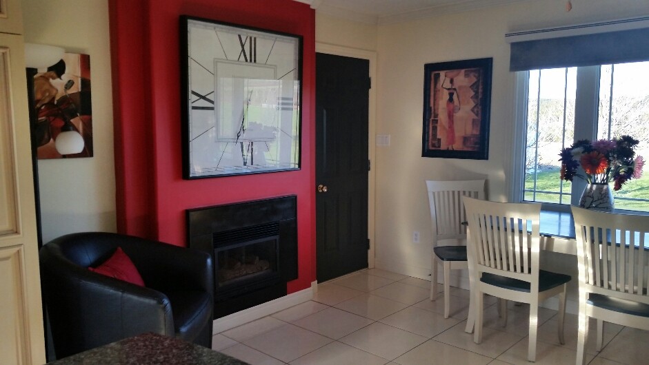 Foto di un soggiorno tradizionale con pareti rosse, pavimento in gres porcellanato, camino classico, cornice del camino in metallo e pavimento bianco