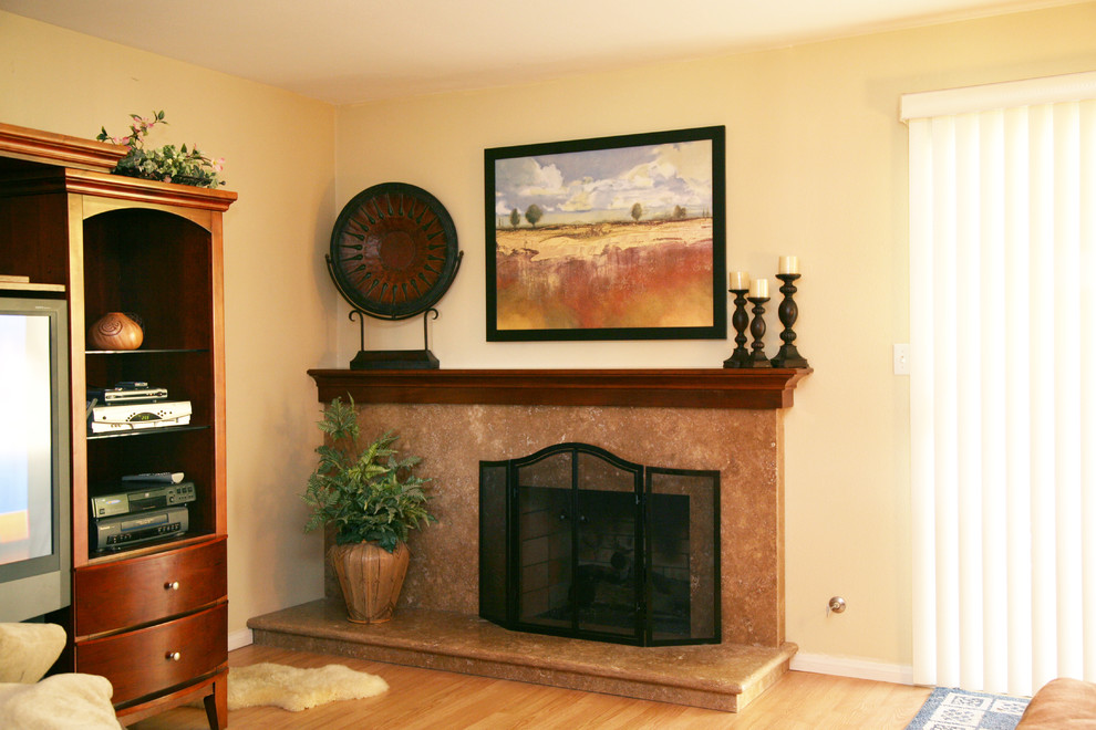 Ejemplo de sala de estar abierta clásica de tamaño medio con paredes beige, suelo de madera clara, todas las chimeneas, marco de chimenea de piedra y televisor independiente