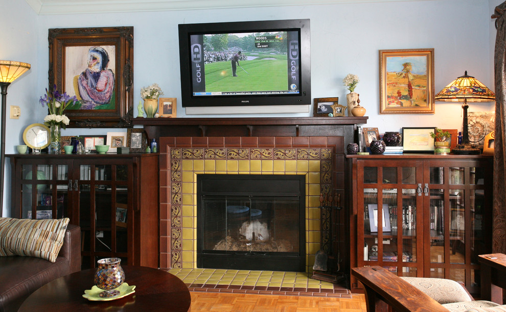 オレンジカウンティにある高級な中くらいなトラディショナルスタイルのおしゃれなオープンリビング (青い壁、無垢フローリング、標準型暖炉、タイルの暖炉まわり、壁掛け型テレビ) の写真