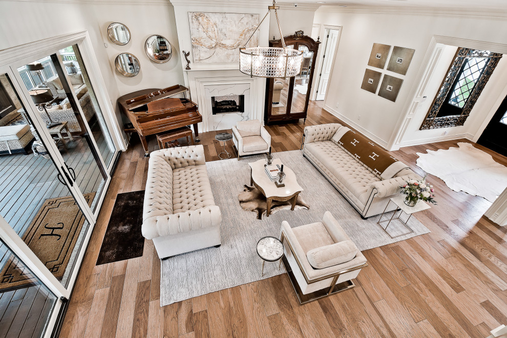 Modelo de sala de estar clásica renovada con todas las chimeneas y marco de chimenea de madera