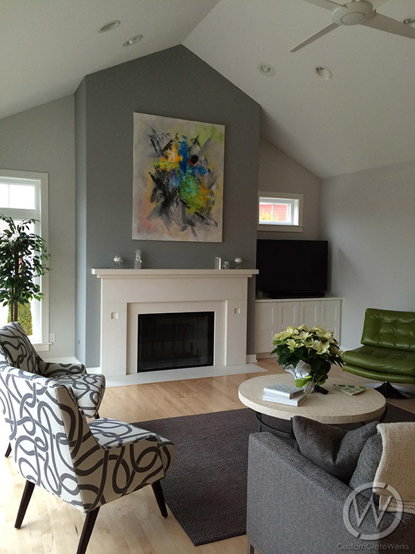 На фото: гостиная комната в современном стиле с стандартным камином, фасадом камина из бетона и телевизором в углу с