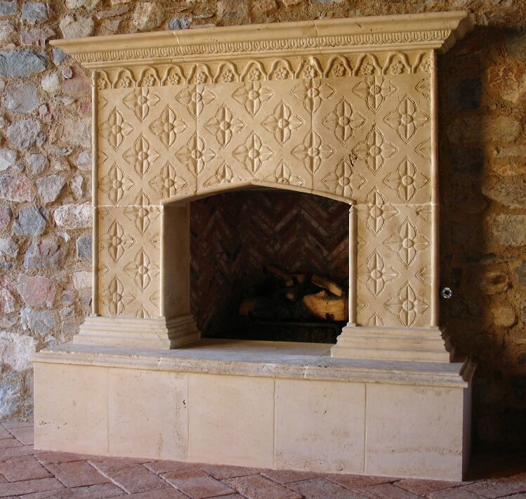 Foto de sala de estar abierta mediterránea de tamaño medio con paredes beige, suelo de ladrillo, todas las chimeneas y marco de chimenea de piedra