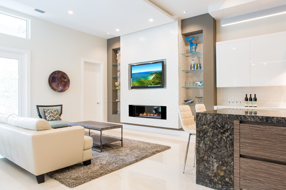 На фото: открытая гостиная комната в современном стиле с белыми стенами, полом из керамогранита, горизонтальным камином, телевизором на стене, фасадом камина из штукатурки и ковром на полу