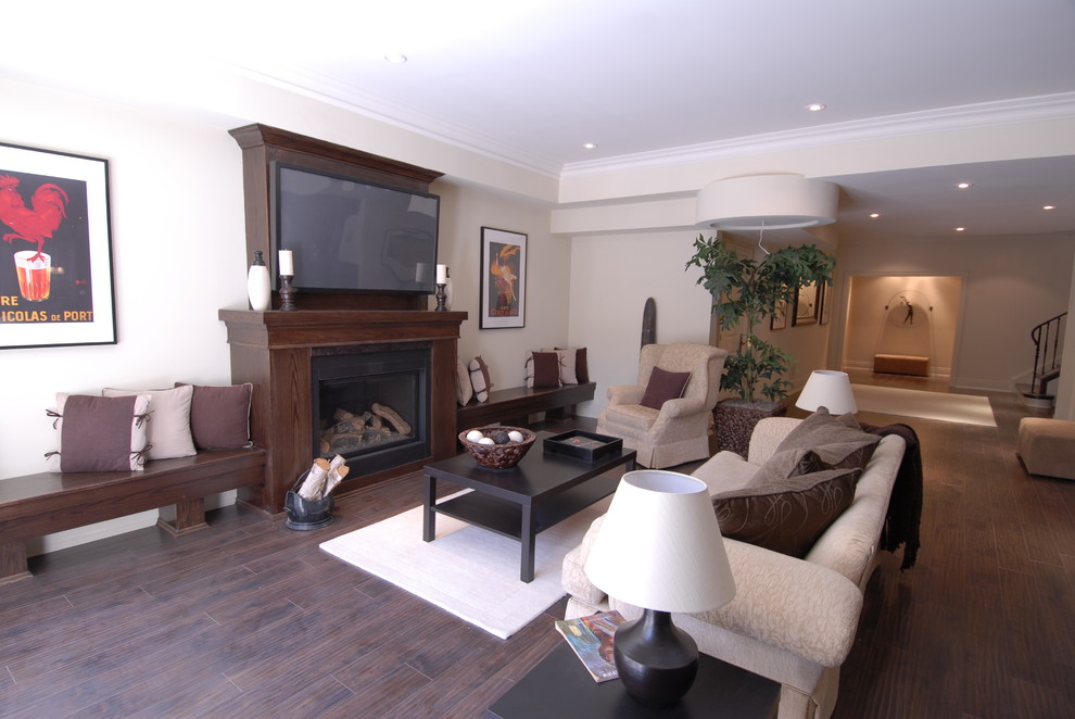 Imagen de sala de estar abierta tradicional de tamaño medio con todas las chimeneas, marco de chimenea de madera, paredes blancas, suelo de madera oscura y televisor colgado en la pared