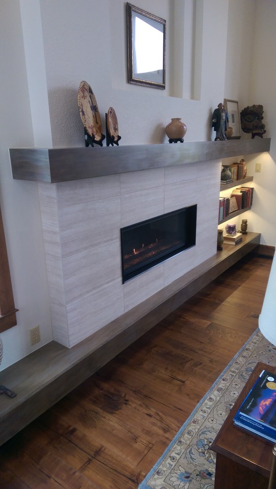 デンバーにあるインダストリアルスタイルのおしゃれなファミリールーム (白い壁、濃色無垢フローリング、標準型暖炉、タイルの暖炉まわり) の写真