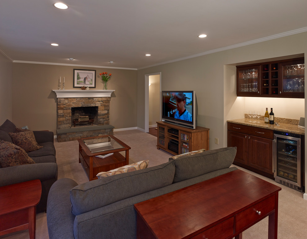 На фото: гостиная комната среднего размера в классическом стиле с стандартным камином, фасадом камина из камня, бежевыми стенами, ковровым покрытием и отдельно стоящим телевизором с