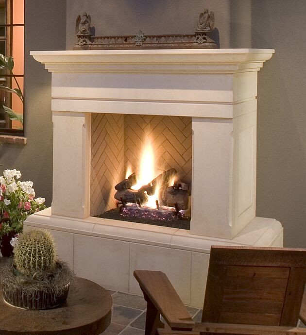 フェニックスにある中くらいなトラディショナルスタイルのおしゃれなオープンリビング (ベージュの壁、スレートの床、標準型暖炉、石材の暖炉まわり) の写真