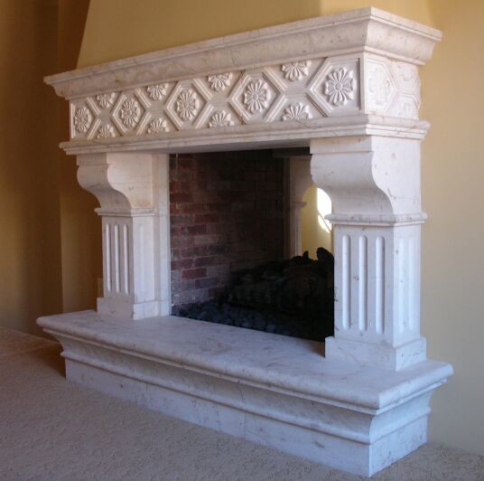 Foto de sala de estar abierta tradicional grande con paredes beige, moqueta, chimenea de doble cara y marco de chimenea de piedra