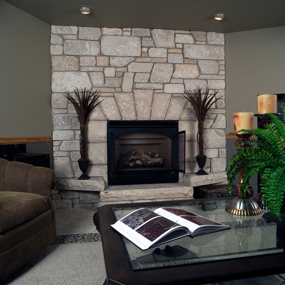 他の地域にあるお手頃価格の中くらいなトラディショナルスタイルのおしゃれな独立型ファミリールーム (緑の壁、カーペット敷き、コーナー設置型暖炉、石材の暖炉まわり) の写真
